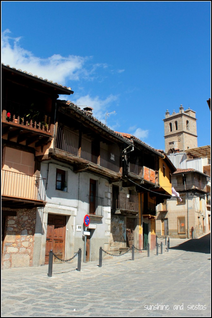 The main square of Garganta la Olla