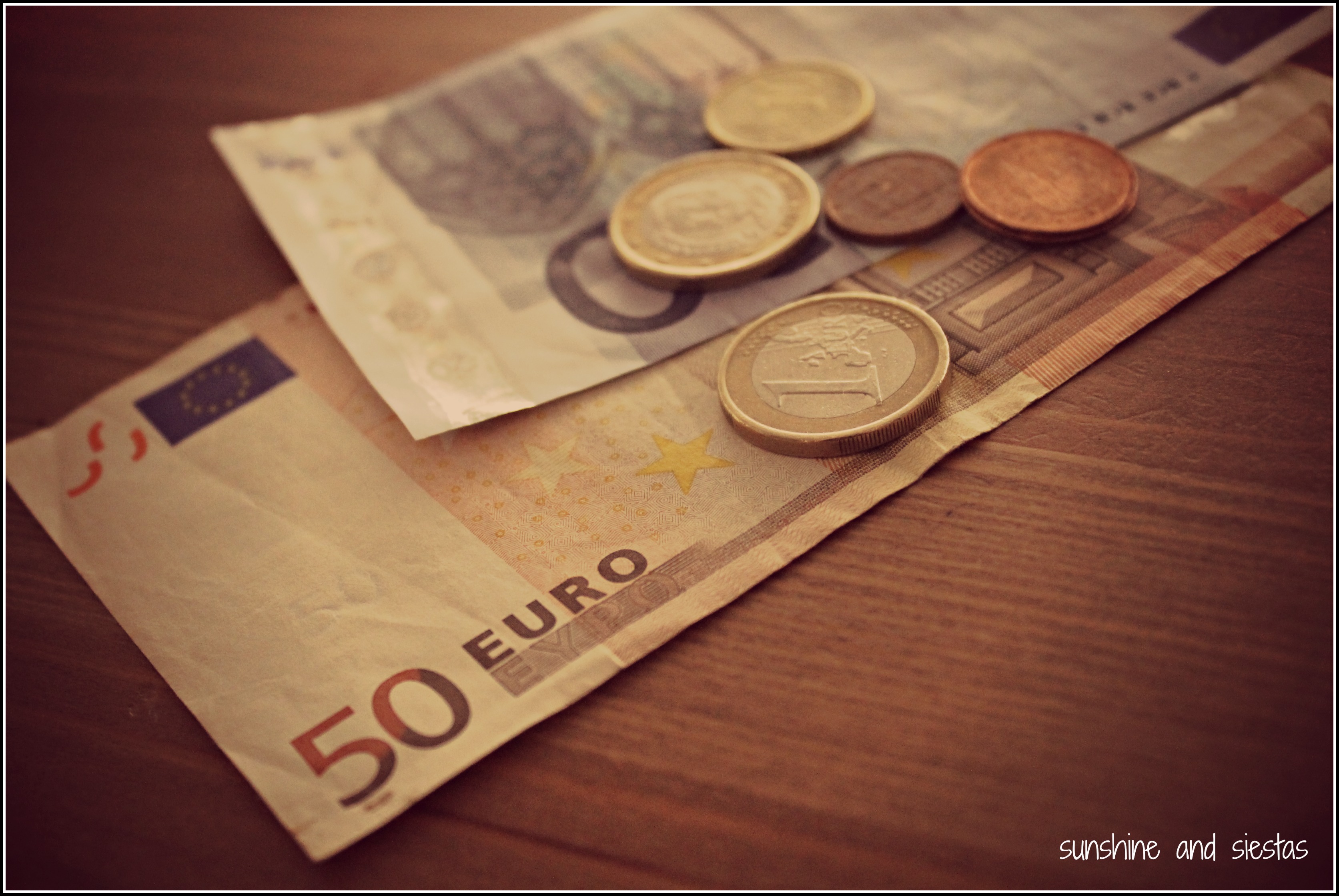 Read more about the article Preguntas Ardientes: Should I open a bank account in my home country?